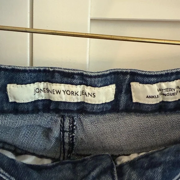 Jones New York Medium Blue Cropped Jeans - Picture 4 of 5